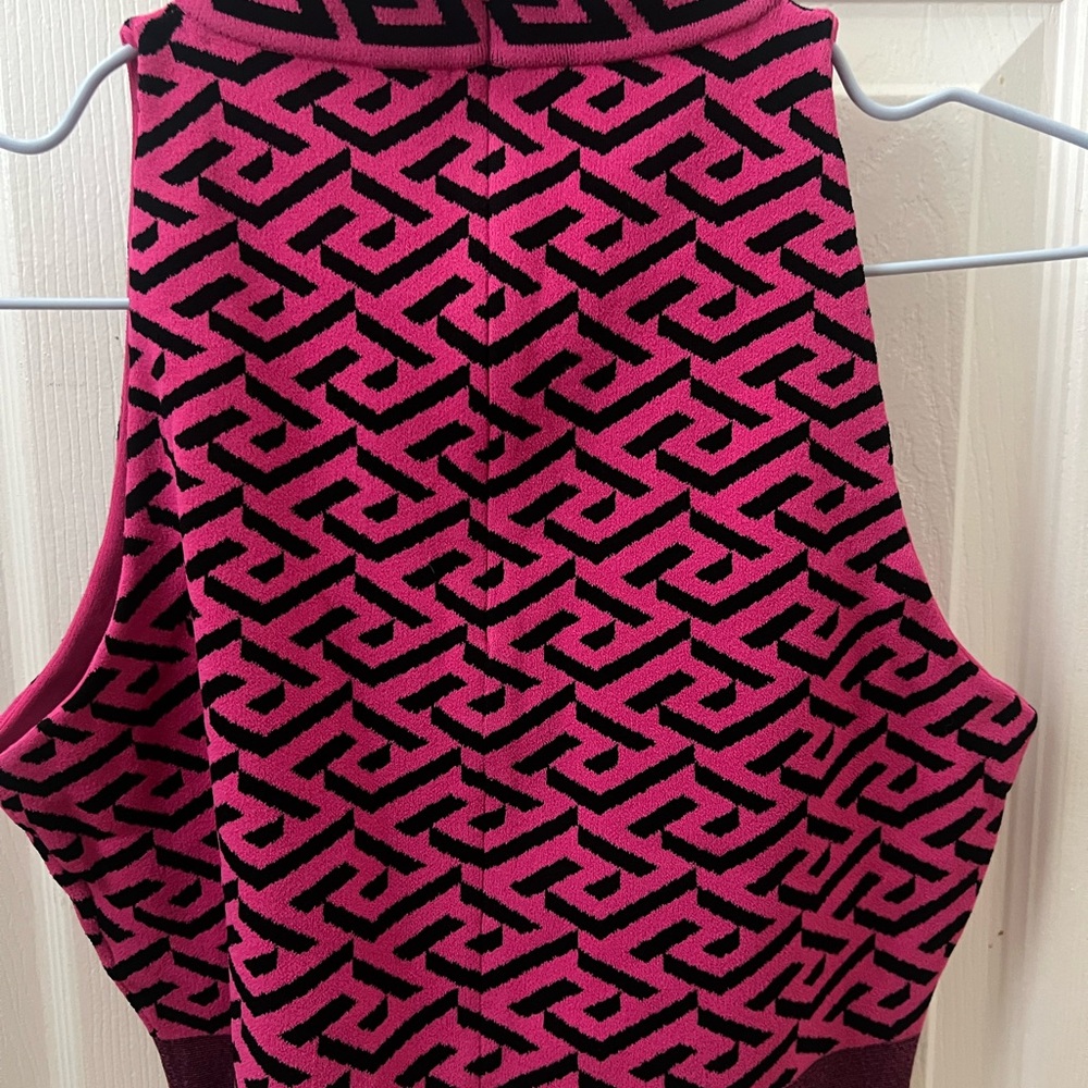Geometric Patterned Sleeveless Top - Pink And Bla… - image 3